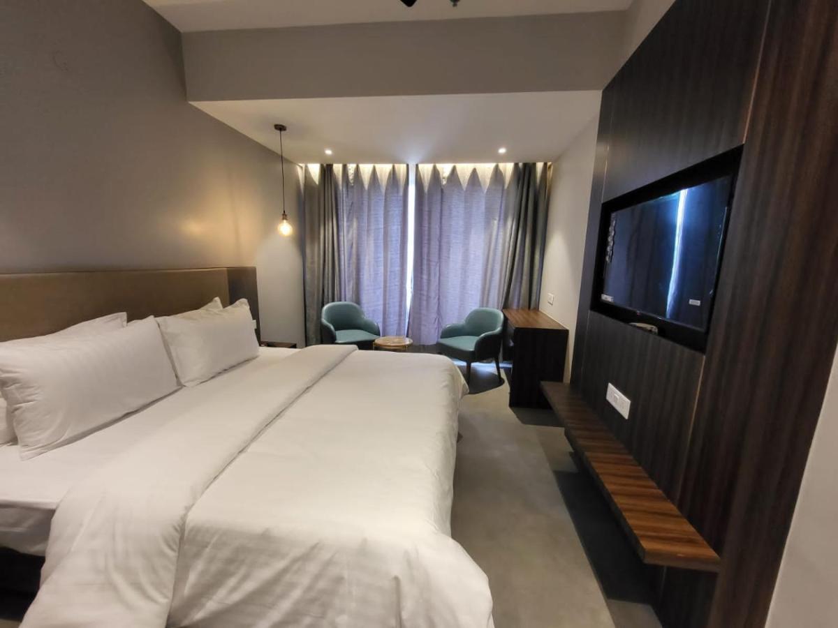Belvedere Suites Greater Noida Buitenkant foto