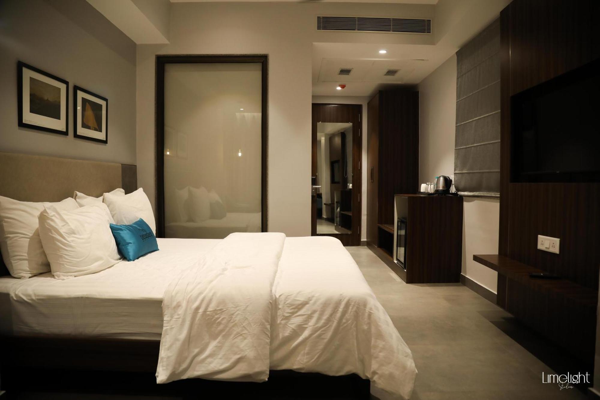 Belvedere Suites Greater Noida Buitenkant foto