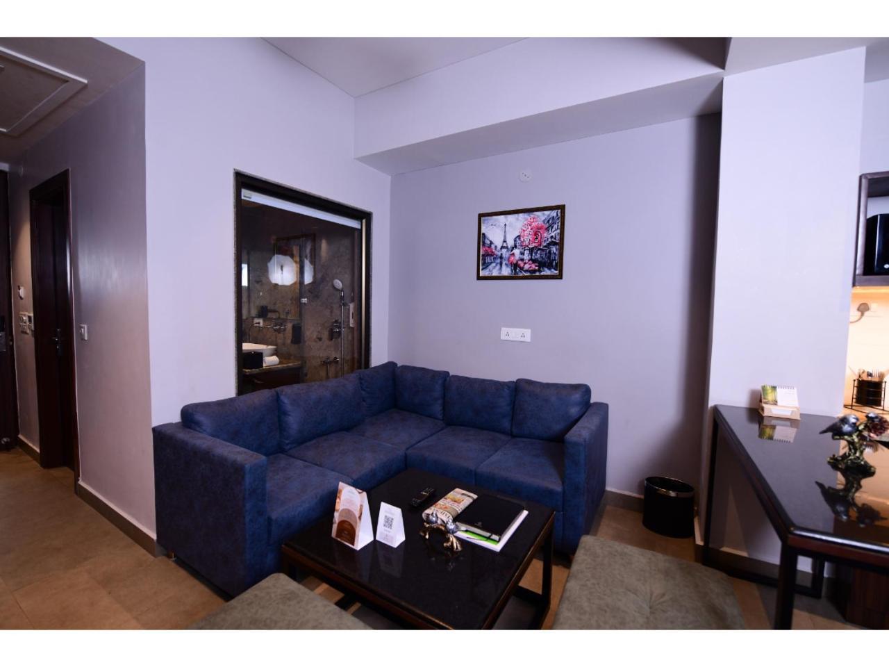 Belvedere Suites Greater Noida Buitenkant foto