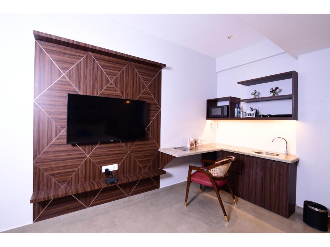 Belvedere Suites Greater Noida Buitenkant foto