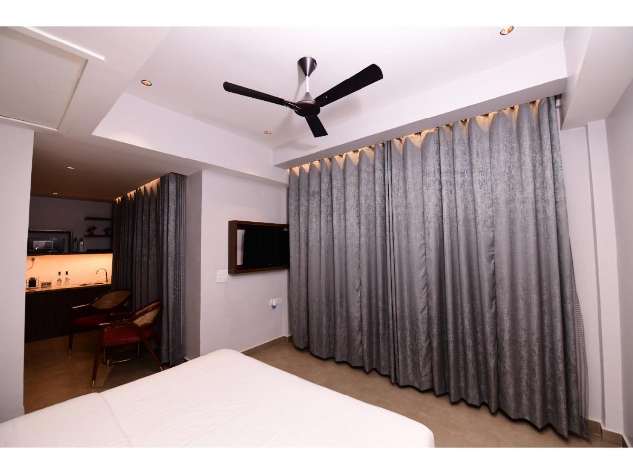 Belvedere Suites Greater Noida Buitenkant foto